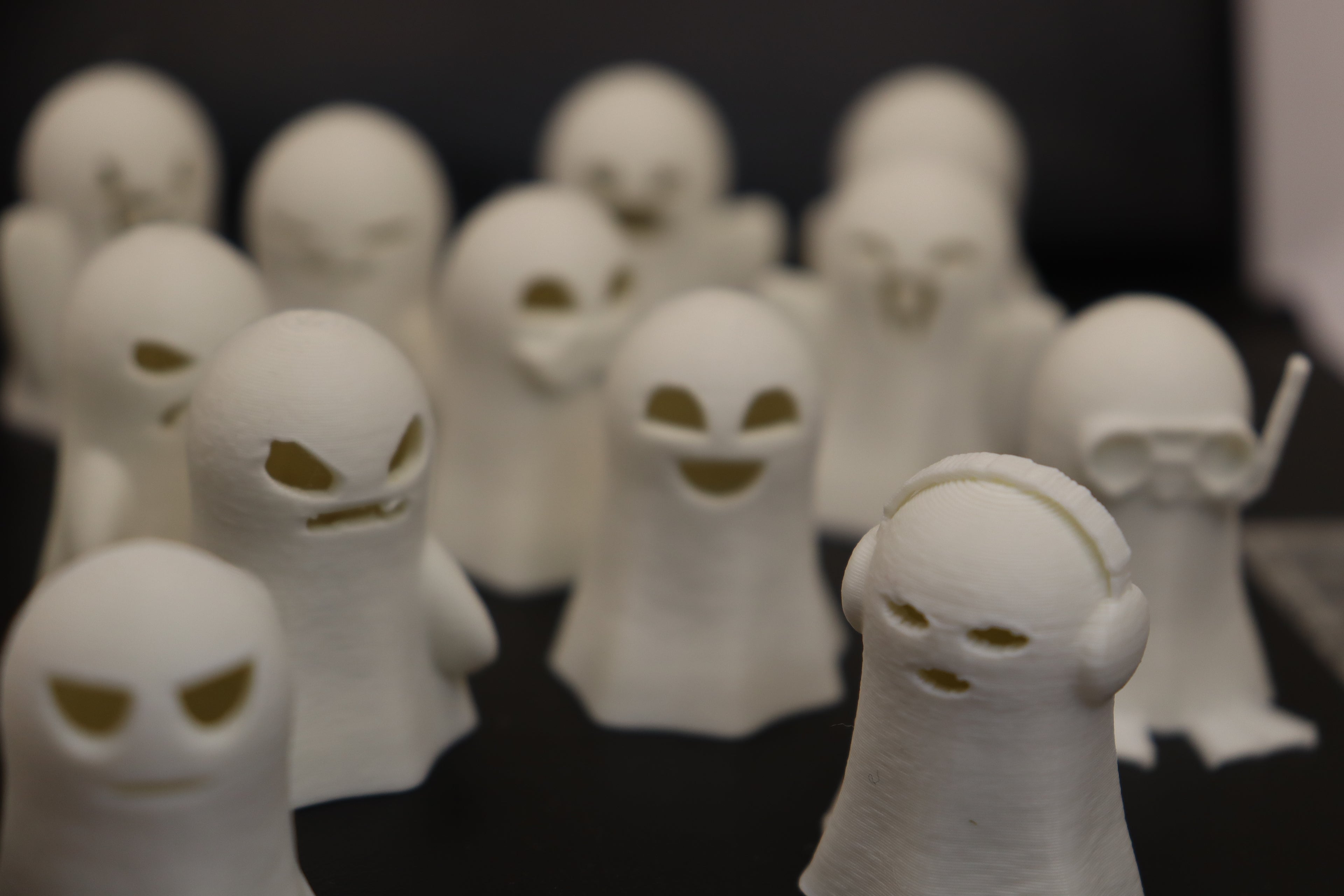 👻 19 Ghosts Halloween Decoration – Spooky Set